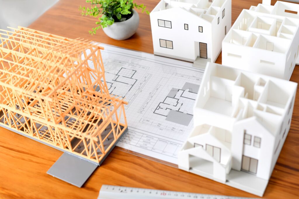 机に置かれた住宅・不動産模型のイメージ