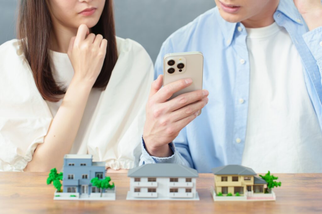 住宅を比較する夫婦