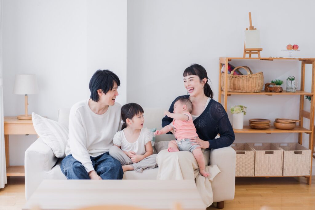 家族団らんの時間を過ごす家族