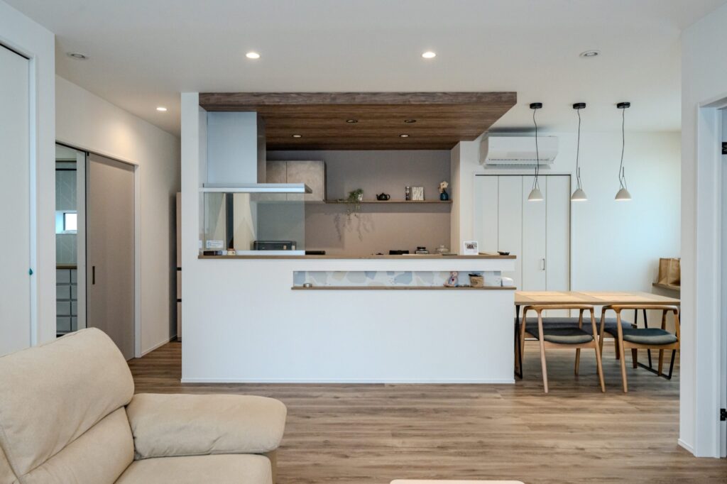 木目調の折り下げ天井が特徴的な、ナチュラルモダンなキッチン。