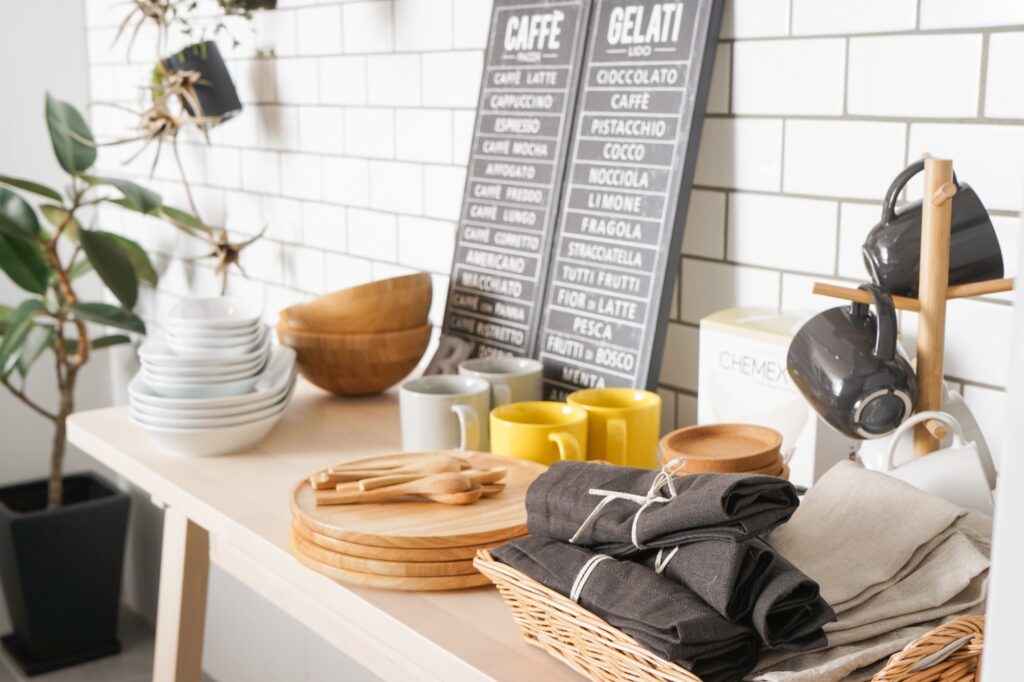 雑貨や小物がカウンターに置いてある