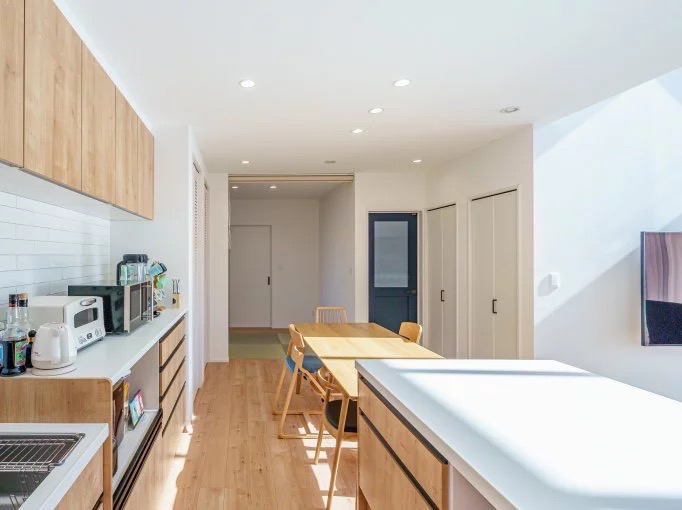 木目と白を基調とした明るく開放的なキッチンダイニング。