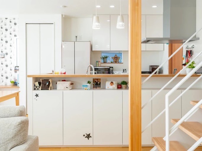 白を基調とした明るいキッチン事例。