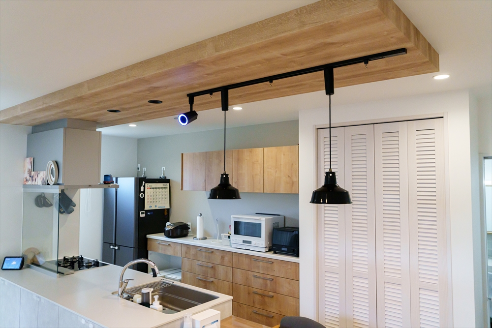 下がり天井が安らぎをもたらすダイニング空間