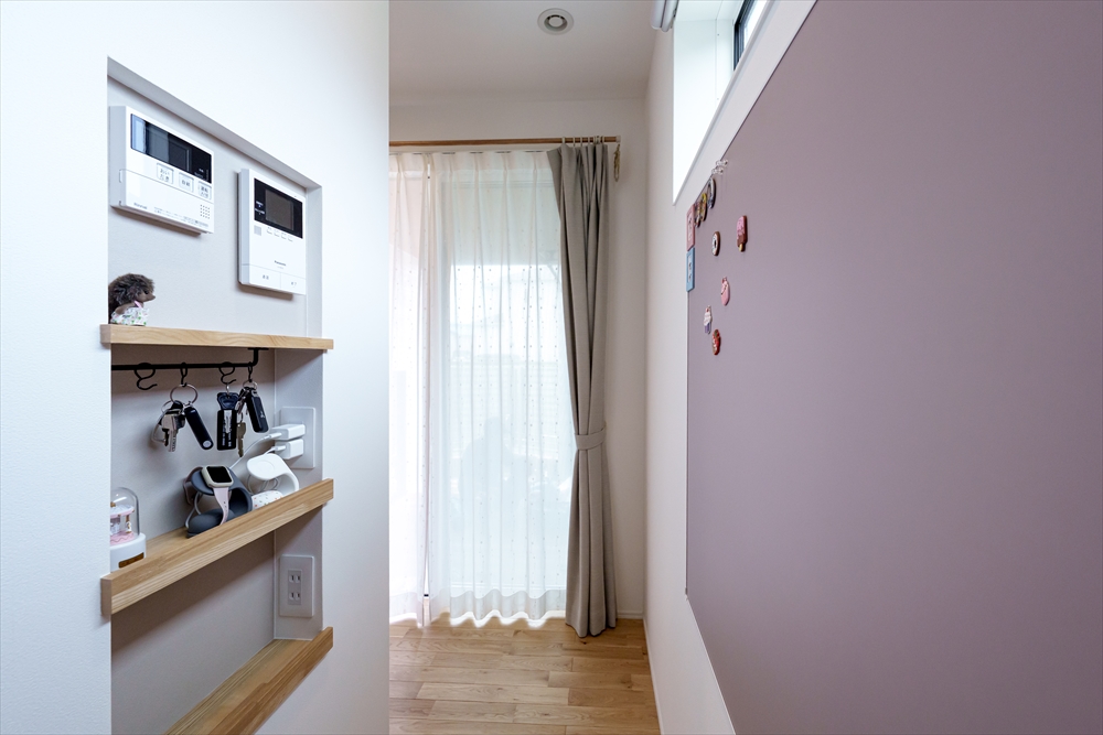 インターホンモニターやお風呂のリモコンを集約したニッチ