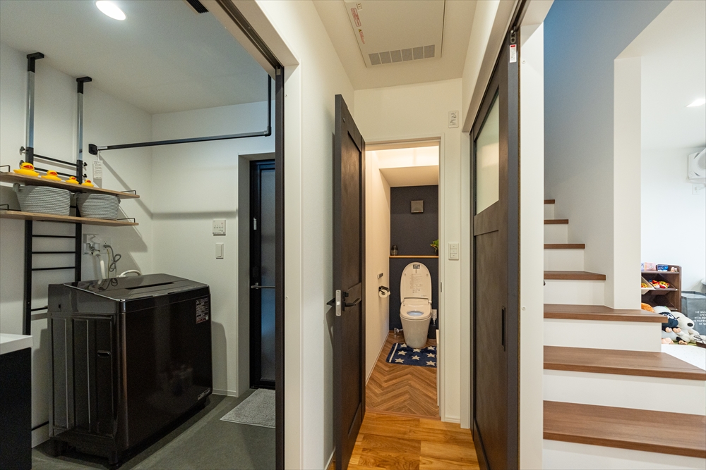 市販の突っ張りタイプの可動棚