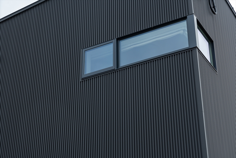 黒×木目のスタイリッシュな外観