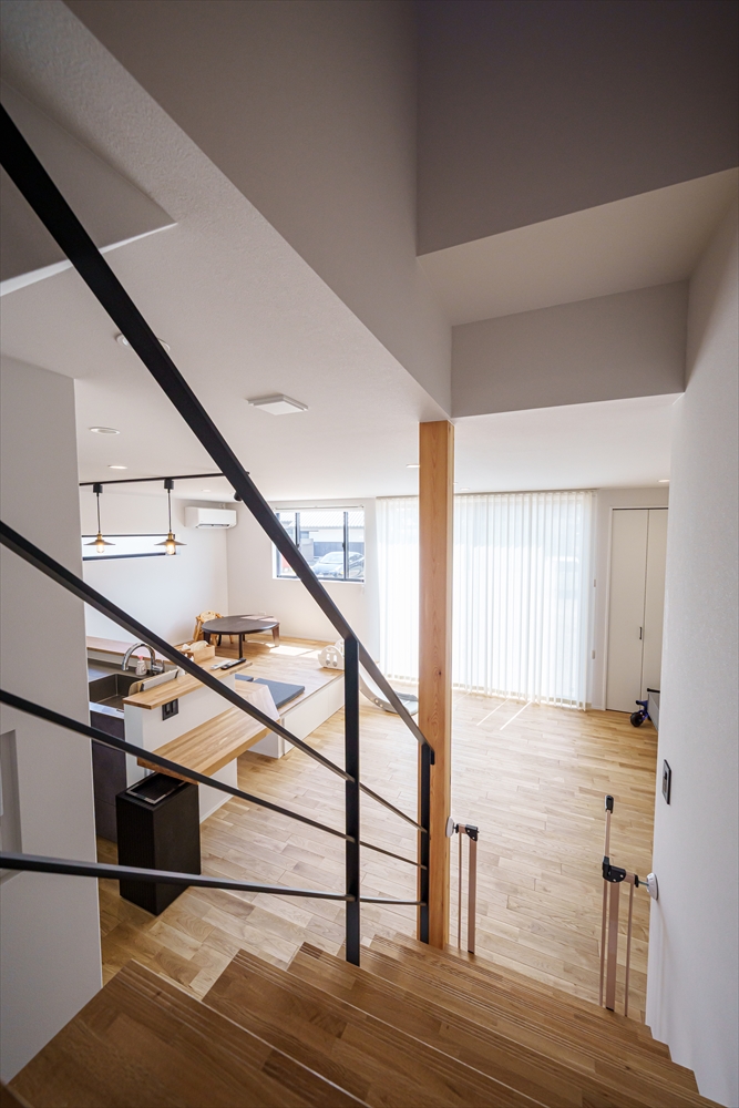 ブラックのスチール手すり