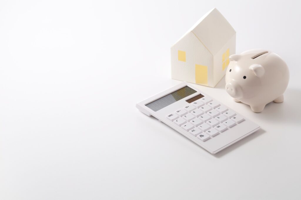 電卓と住宅の模型