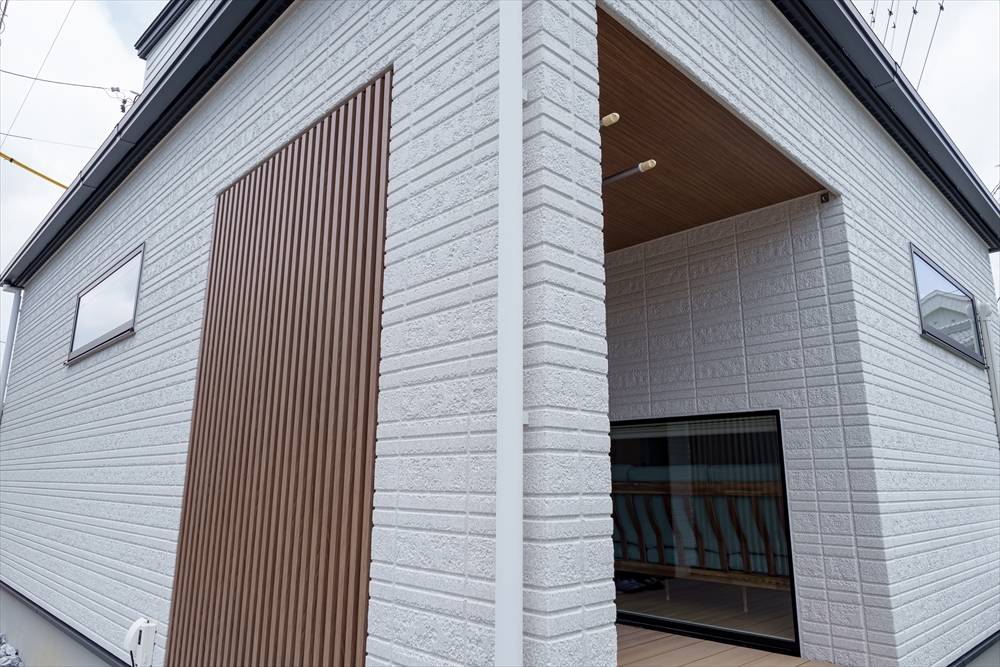 白によく映える木目調のコートライン（縦格子）