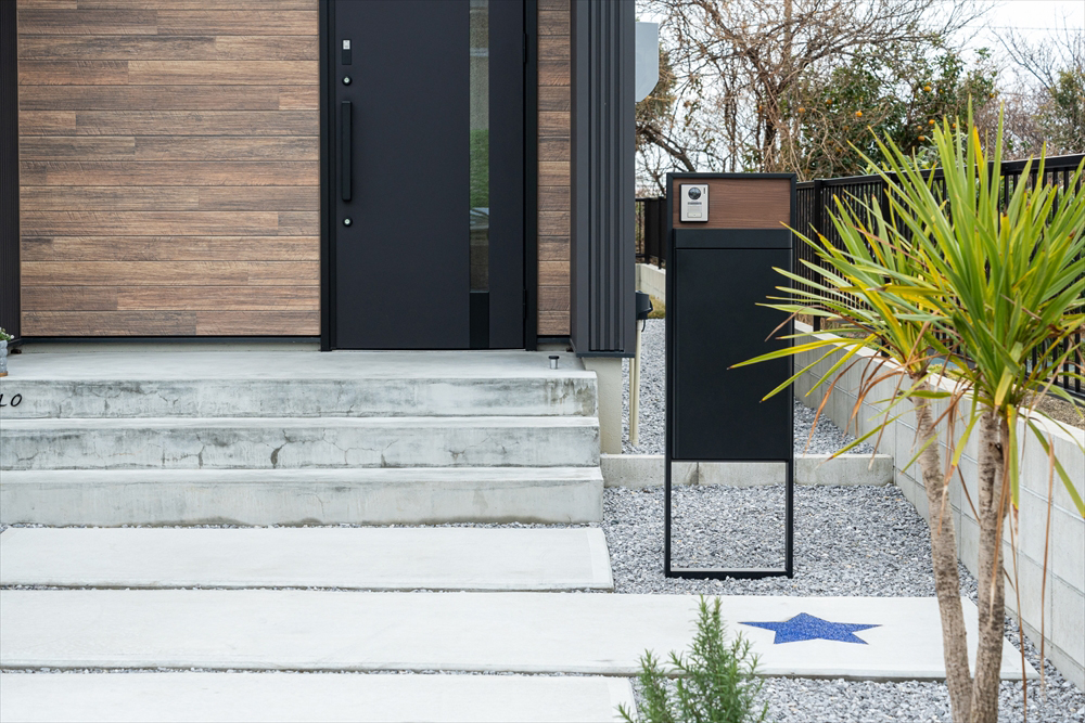 黒×木目のスタイリッシュな外観