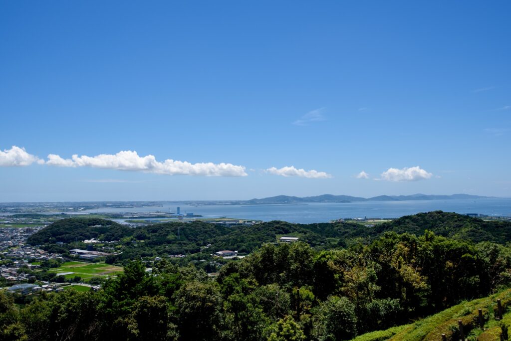 夏の東三河ふるさと公園展望台から渥美半島を眺める