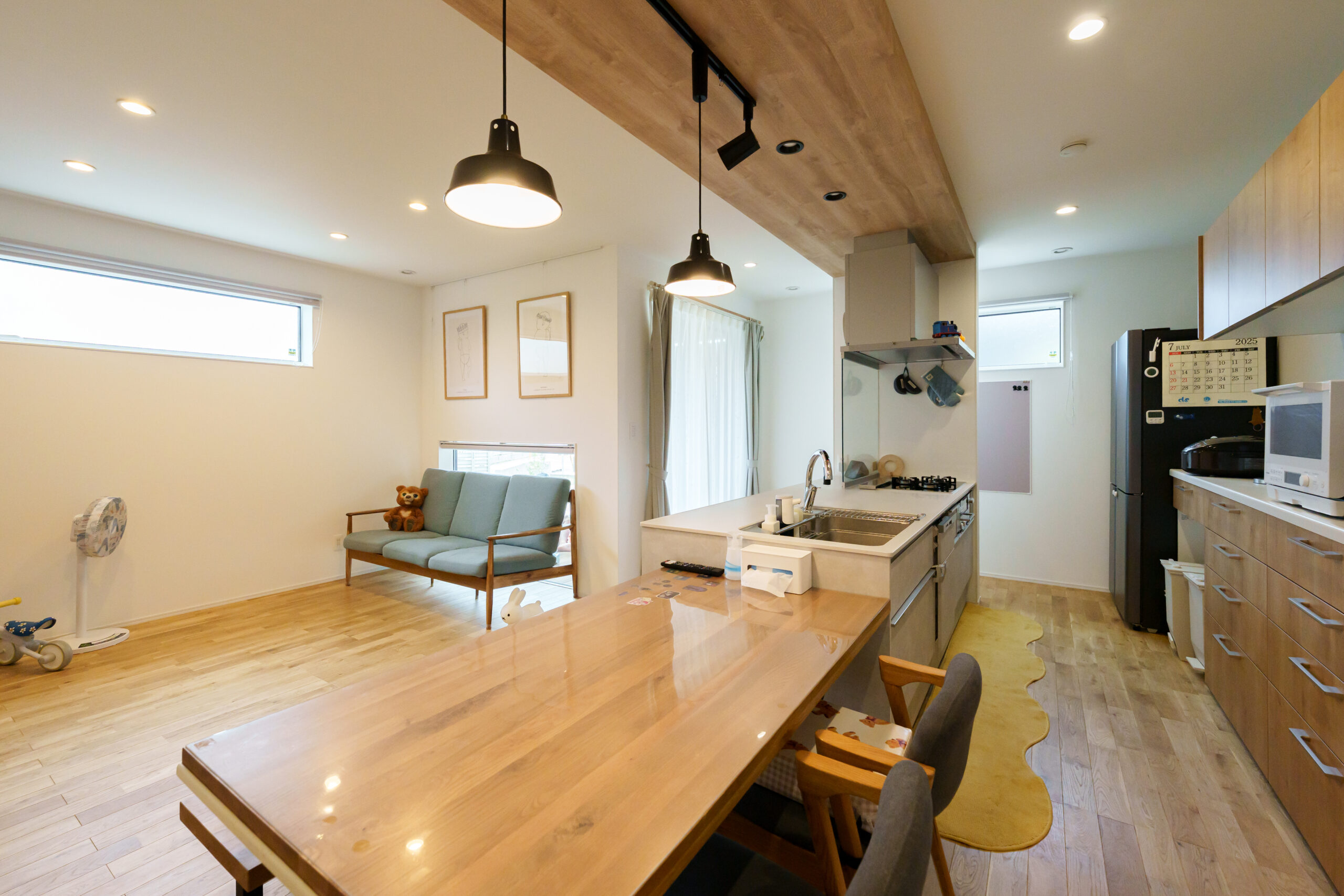 家事をサポートする動線と無垢材のぬくもり― 変形地を活かした住まい